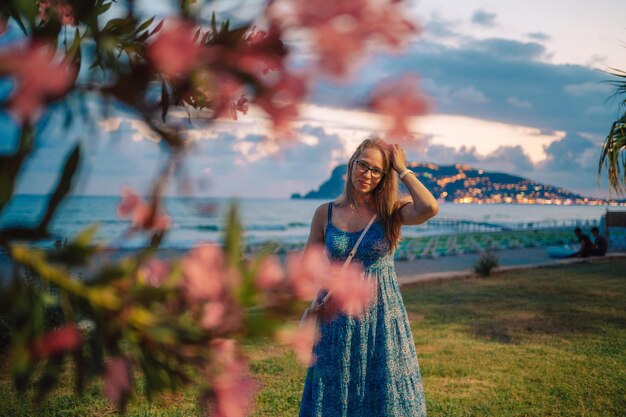 Kobieta Siedzi Na Plaży I Patrzy Na Morze W Mieście Alanya Indyk Podróżujący Lub Koncepcja Wakacji