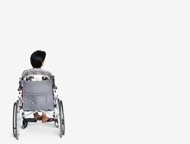 Zdjęcie kobieta siedzi na wózku inwalidzkim