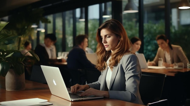 kobieta siedzi przy stole z laptopem i jej laptopem