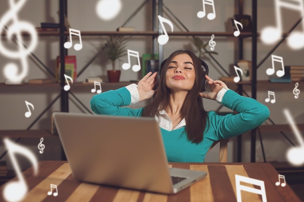 Kobieta słuchająca muzyki w słuchawkach z latającymi nutami wokół niej