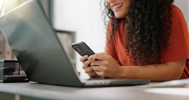 Kobieta smartfon i laptop lub pisanie planowanie i harmonogram spotkań online dla małych firm Powiadomienie wiadomości e-mail i mediów społecznościowych przeglądanie z aplikacją mobilną freelancer i wyszukiwanie