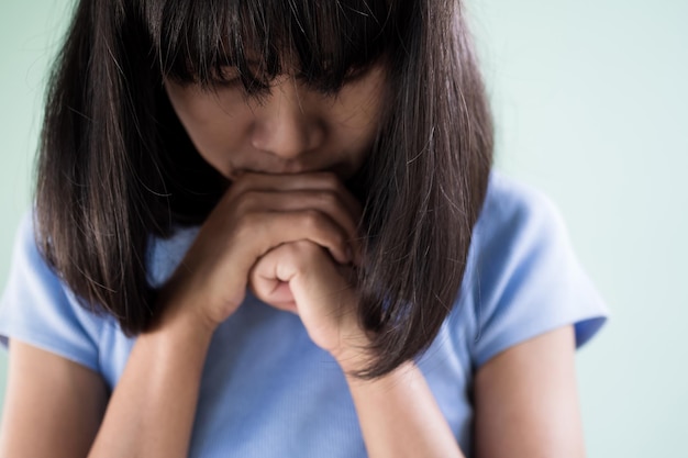 Kobieta smutna twarz dziewczyna azjatycka emocje niepokój niepokój problem ból złamane serce nieszczęście i stres skóra