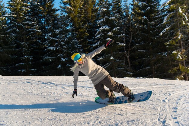 Zdjęcie kobieta snowboardzista na górze