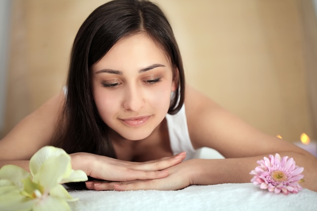 Kobieta Spa, kobieta korzystających relaksujący masaż pleców w centrum spa kosmetologii