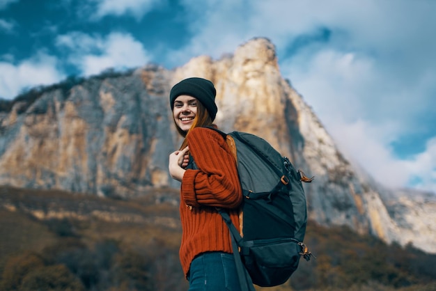 Kobieta spaceru natura góry skaliste podróży chmury styl życia