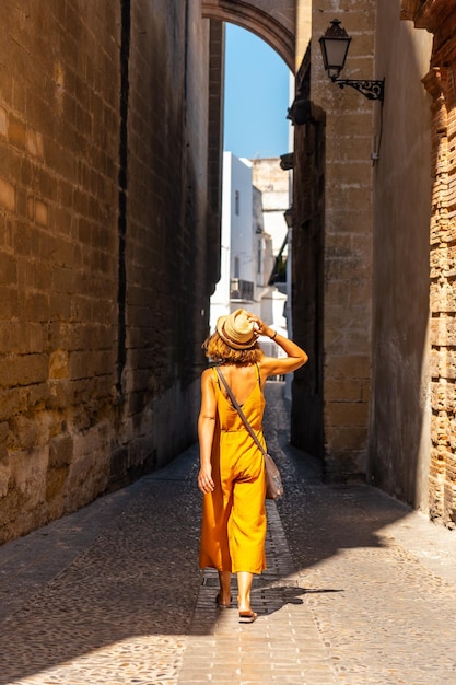 Kobieta spacerująca po historycznym centrum Arcos de la Frontera w Kadyksie Andaluzja