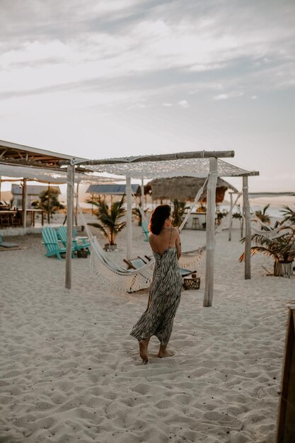 Zdjęcie kobieta spacerująca po plaży