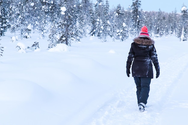 Zdjęcie kobieta spacerująca po śniegu