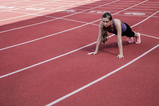 Kobieta Sport Fitness W Odzieży Sportowej Moda Robi ćwiczenia Fitness Jogi Na Ulicy, Sporty Na świeżym Powietrzu, Styl Miejski. Pojęcie Zdrowego Stylu życia.