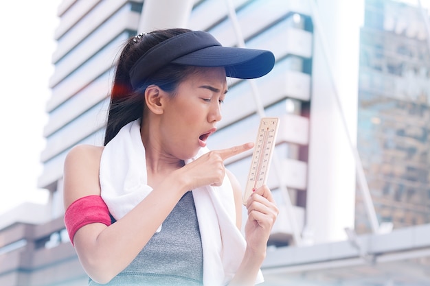 Kobieta sportowa jest szokująca z powodu wysokiej temperatury