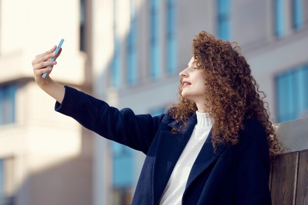 Kobieta sprawia, że selfie na świeżym powietrzu