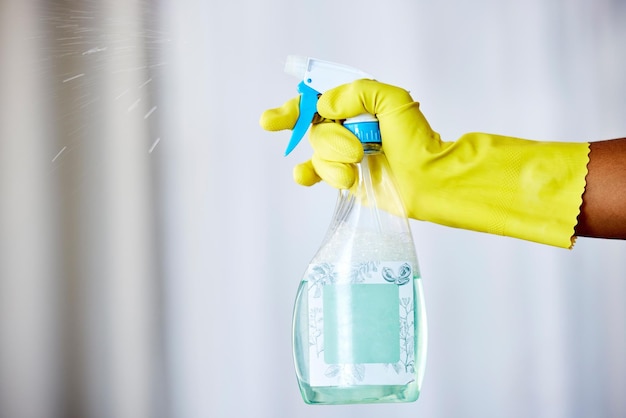 Zdjęcie kobieta spray czyszczący chemiczny i butelka dla higieny zdrowia i bezpieczeństwa, aby zatrzymać bakterie w domu dla dobrego samopoczucia wiosenne czyszczenie ekspert płyn i produkt ręce z rękawiczkami do obsługi w mieszkaniu
