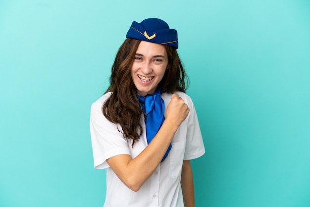 Kobieta stewardesa samolotu na białym tle na niebieskim tle świętuje zwycięstwo