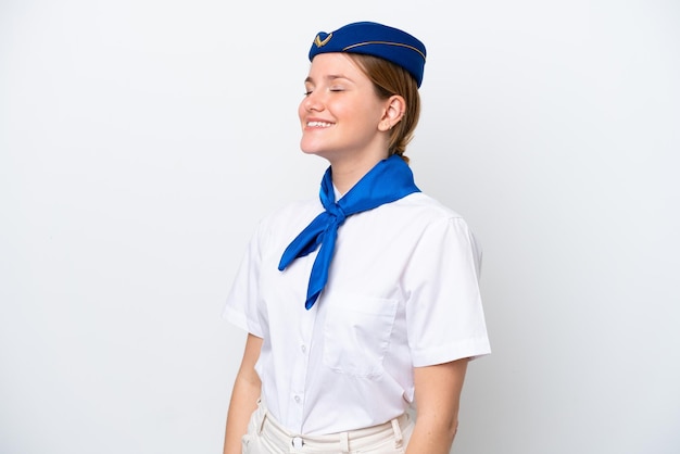 Kobieta stewardesa samolotu na białym tle, śmiejąc się w pozycji bocznej