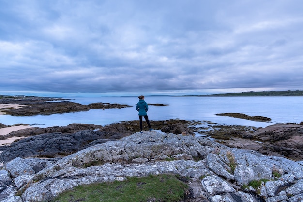 Kobieta Stojąca Na Kamieniach Na Plaży Koralowej W Galway Irlandia