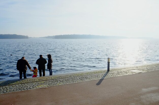 Zdjęcie kobieta stojąca na plaży