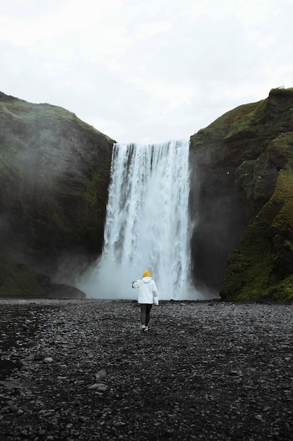 Kobieta Stojąca Przed Wodospadem Skógafoss, Islandia