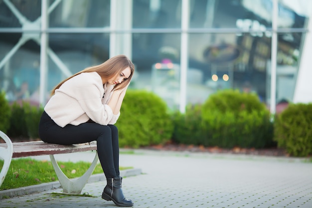 Kobieta stresująca się od pracy podczas gdy siedzący outdoors