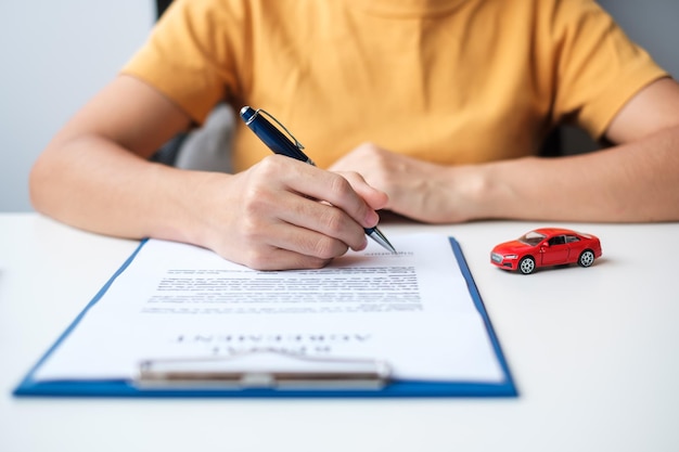 Kobieta strony podpisywania umowy kupna i sprzedaży ubezpieczenia koncepcje umowy najmu samochodu i umowy
