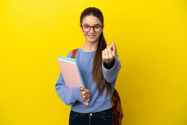 Kobieta-studentka na żółtym tle robi nadchodzący gest