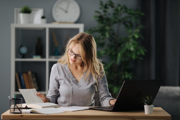 Zdjęcie kobieta studiuje na laptopie