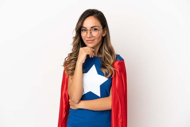 Kobieta Super Hero na białym tle w okularach i uśmiechnięta