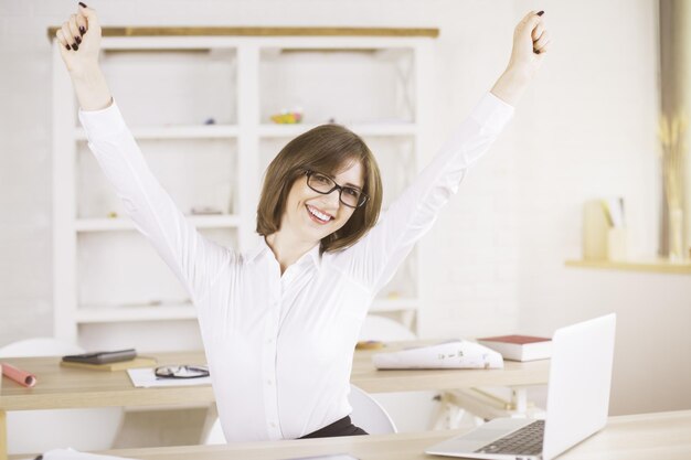 Kobieta świętuje sukces w biurze