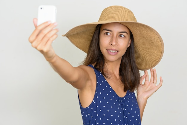 Kobieta szczęśliwy piękny wieloetniczny turysta biorąc selfie