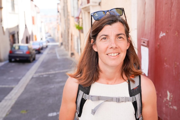 Kobieta szczęśliwy uśmiech z długimi włosami stoi spaceru w mieście Francji