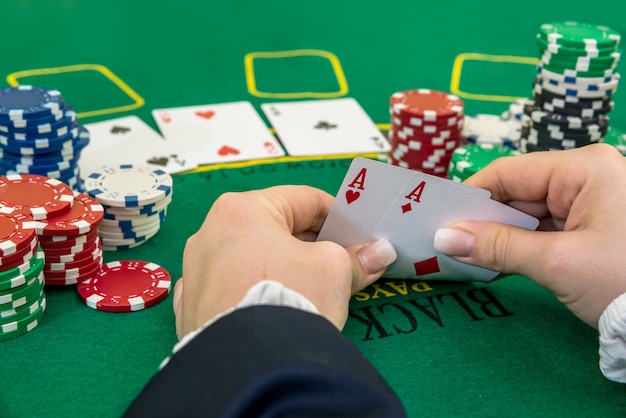 Kobieta szuka hazardu karty pokera w kasynie