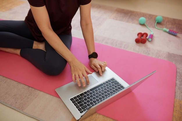 Kobieta szukająca filmu fitness