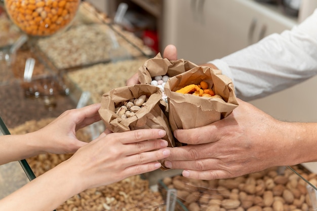 Kobieta szukająca smakołyków u lokalnego męskiego producenta