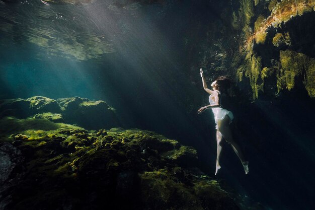 Zdjęcie kobieta tańcząca pod wodą