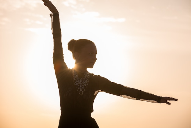 Kobieta taniec przy wschodem słońca