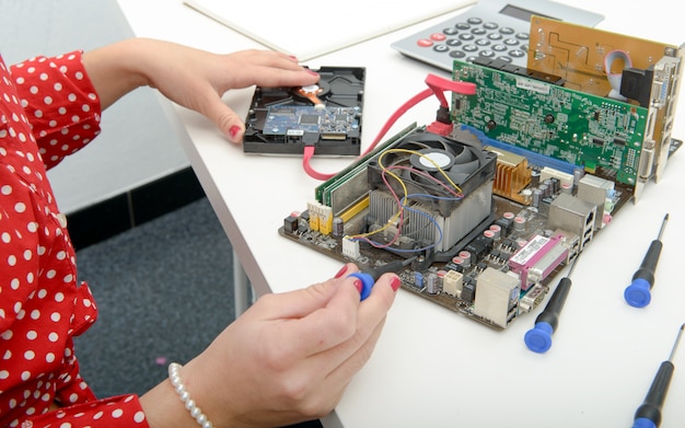 Kobieta technik naprawia komputer