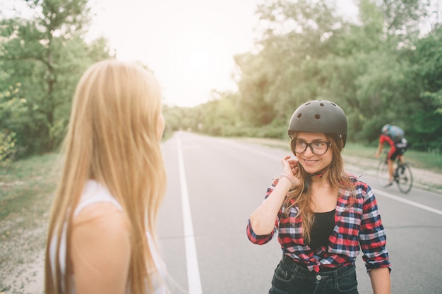 Kobieta To Kask Do Sportów Ekstremalnych. Aktywne Wakacje W Mieście. Sporty Ekstremalne