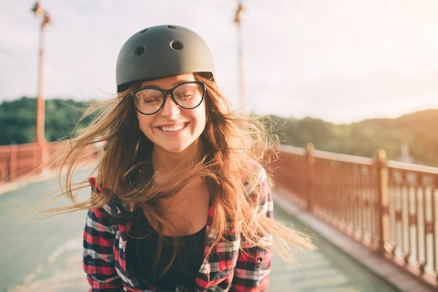 Kobieta to kask do sportów ekstremalnych. Aktywne wakacje w mieście. Sporty ekstremalne