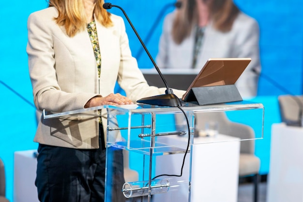 Zdjęcie kobieta trenerka na konferencji, seminarium biznesowym, prezentacji lub szkoleniu trenerskim