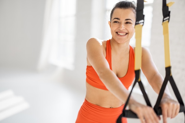 Kobieta trenująca na paskach fitness TRX