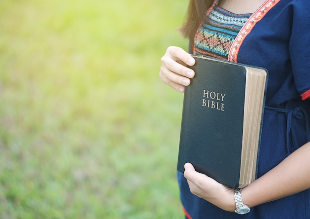 Zdjęcie kobieta trzyma biblii książkę.