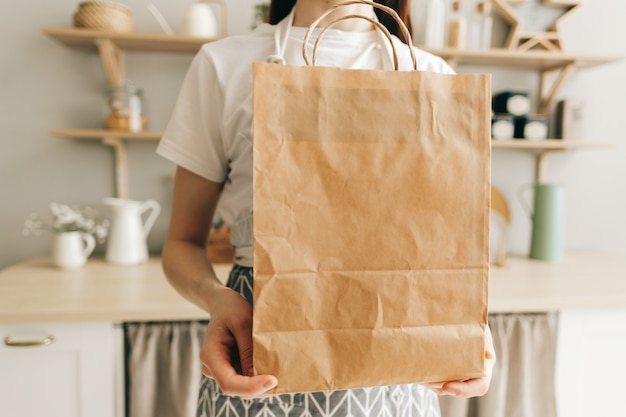 Kobieta Trzyma Ekologiczną Papierową Torbę Na Zakupy Z Jedzeniem I Warzywami W Rękach W Kuchni Dostawa żywności Na Wynos