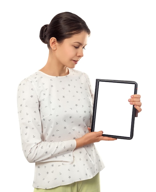 Zdjęcie kobieta trzyma elektroniczny tablet ps w dłoniach na białym tle nad białym tłem