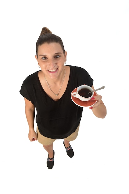 Kobieta trzyma filiżankę kawy na białym tle