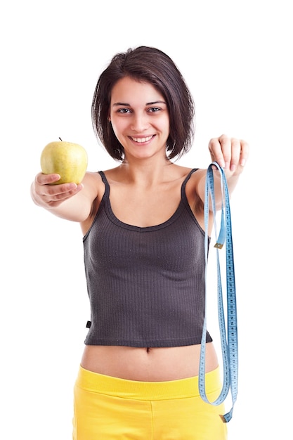 Kobieta trzyma jabłko i mierzy