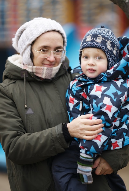 Kobieta trzyma jej małego syna