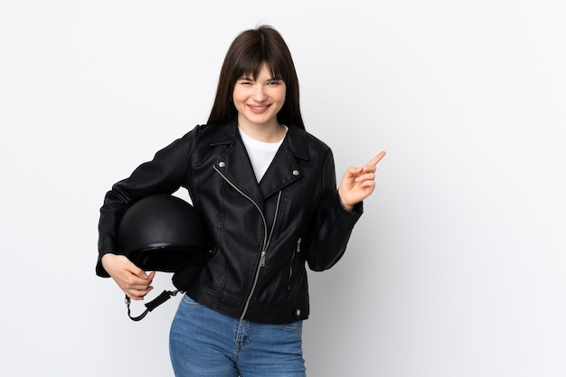 Kobieta trzyma kask motocyklowy na białym tle biały palec wskazujący z boku