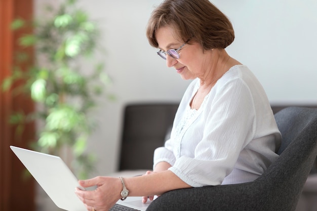 Zdjęcie kobieta trzyma laptop średni strzał