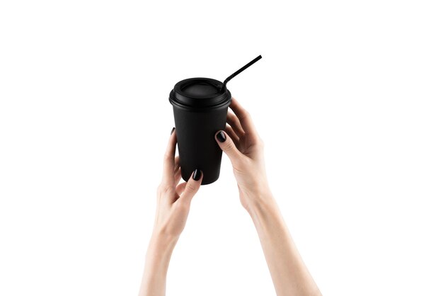 Kobieta trzyma papierową filiżankę gorącej kawy z białym tłem Kobieta strony z czarnymi paznokciami