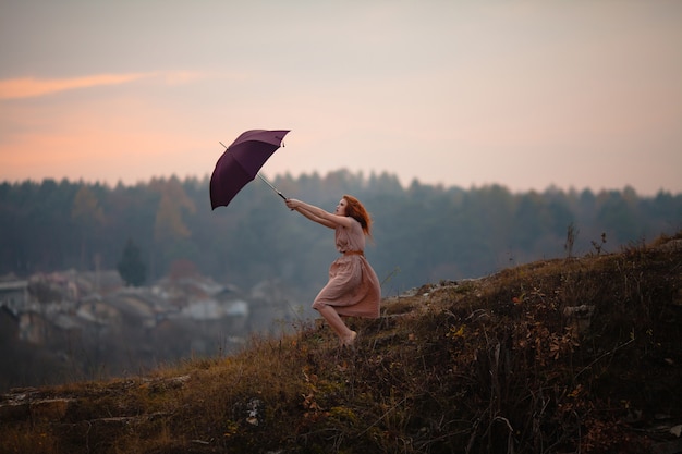 Kobieta trzyma parasol