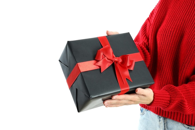 Kobieta trzyma pudełko na prezent, na białym tle
